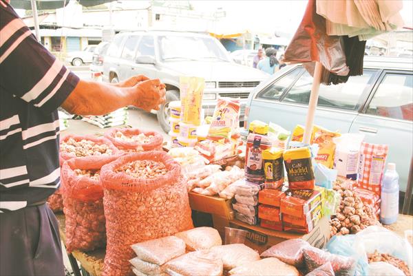 Buhoneros venden hasta cuatro veces más caros los alimentos regulados