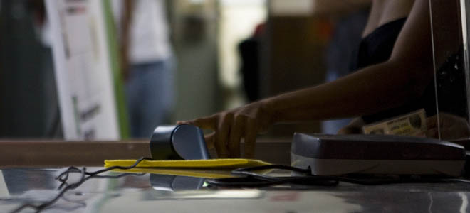 Hasta una hora de cola hacen en Maracaibo para registrarse en la cazahuellas