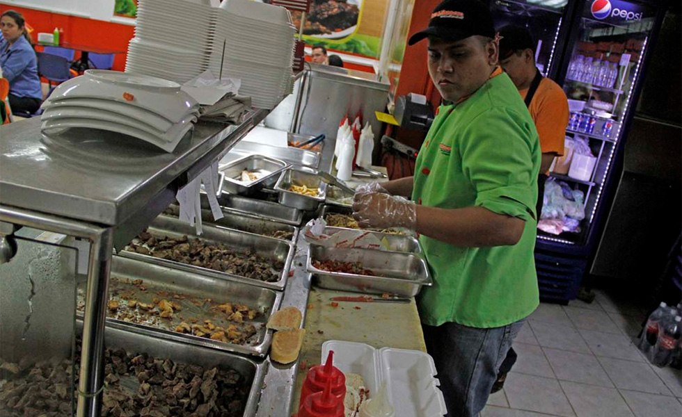 Venezolanos luchan contra la obesidad por falta de buena comida