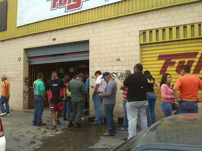 Conductores pasan más de cinco horas en cola para comprar una batería