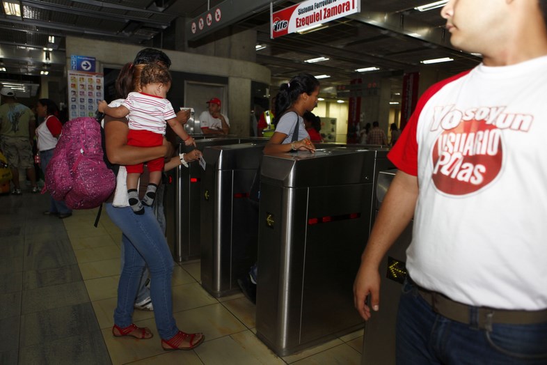 Hombre hará servicio comunitario por haber vendido chucherías dentro del ferrocarril