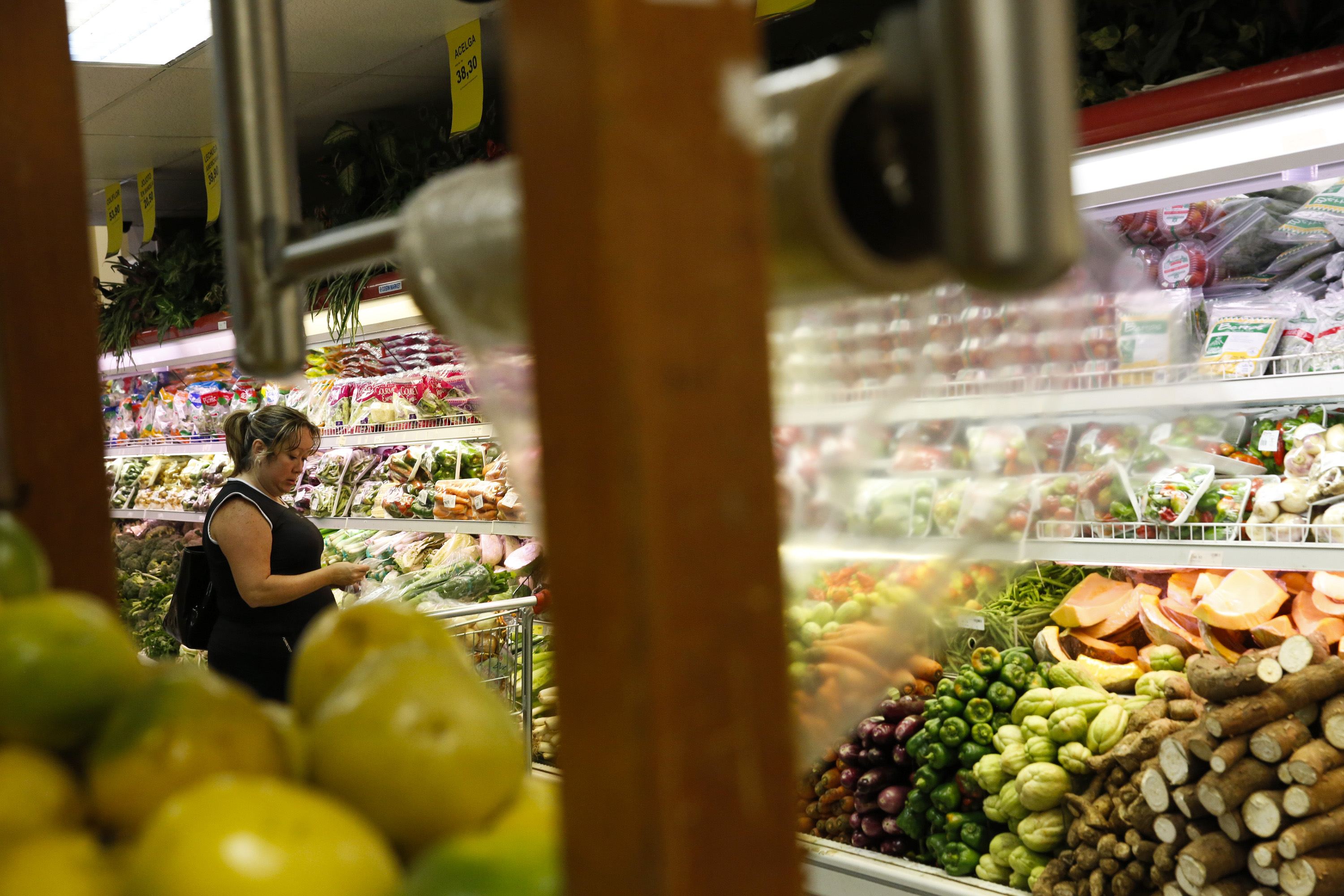 Canasta alimentaria subió 98,1% en un año