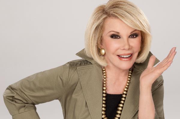 Joan Rivers sigue grave y respira con una máquina