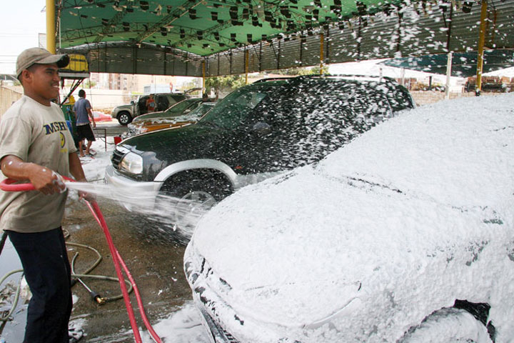 A revisión el uso del agua en hoteles, centros comerciales y autolavados