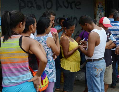 ¡Realmente indignante! Marcan a las personas para comprar alimentos (Foto)