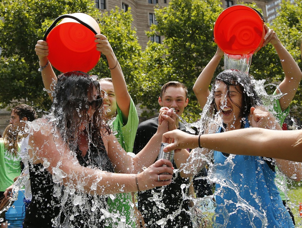 La nueva moda de los famosos: echarse un tobo de agua fría encima