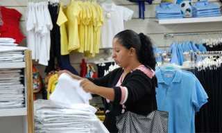 Padres en apuros por escasez de uniformes escolares