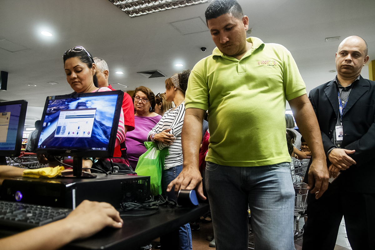 Usurpan identidades para comprar en supermercado