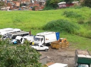 Malos olores y moscas dejan camiones de basura en Lomas del Avila (Fotos)