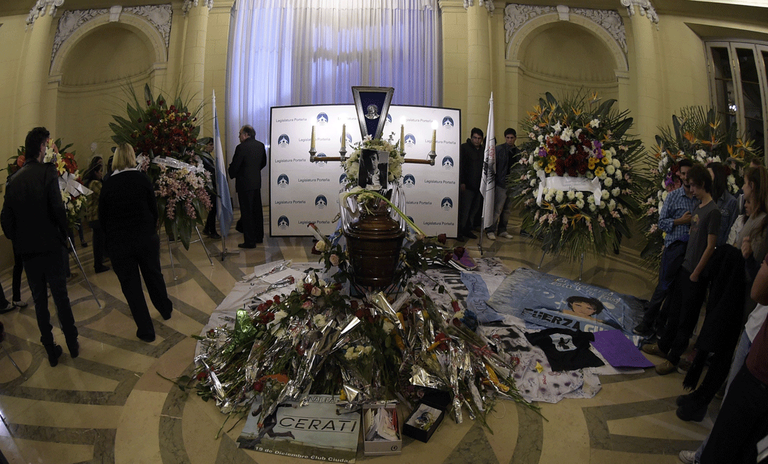 Cientos de personas desfilan frente al féretro de Gustavo Cerati (Fotos)