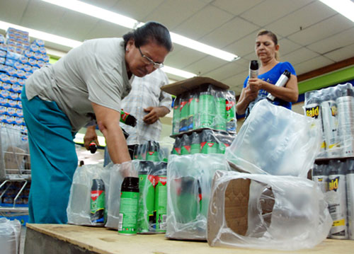 Tras la escasez de repelentes, venezolanos retoman las recetas caseras