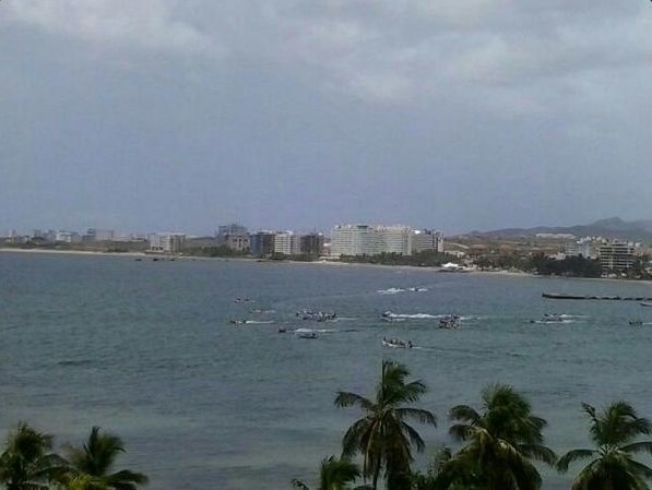 Así los pescadores pasean a “Vallita” por Pampatar (Foto)