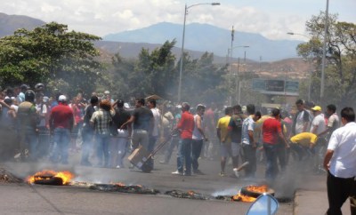 Transportistas informales y maleteros bloquearon el puente internacional