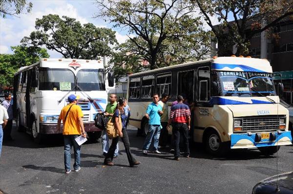 Déficit de transporte afecta a cinco mil universitarios