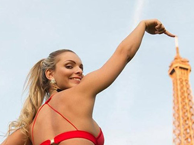 Miss Bumbum hizo topless frente a la Torre Eiffel y casi acaba presa (Fotos)