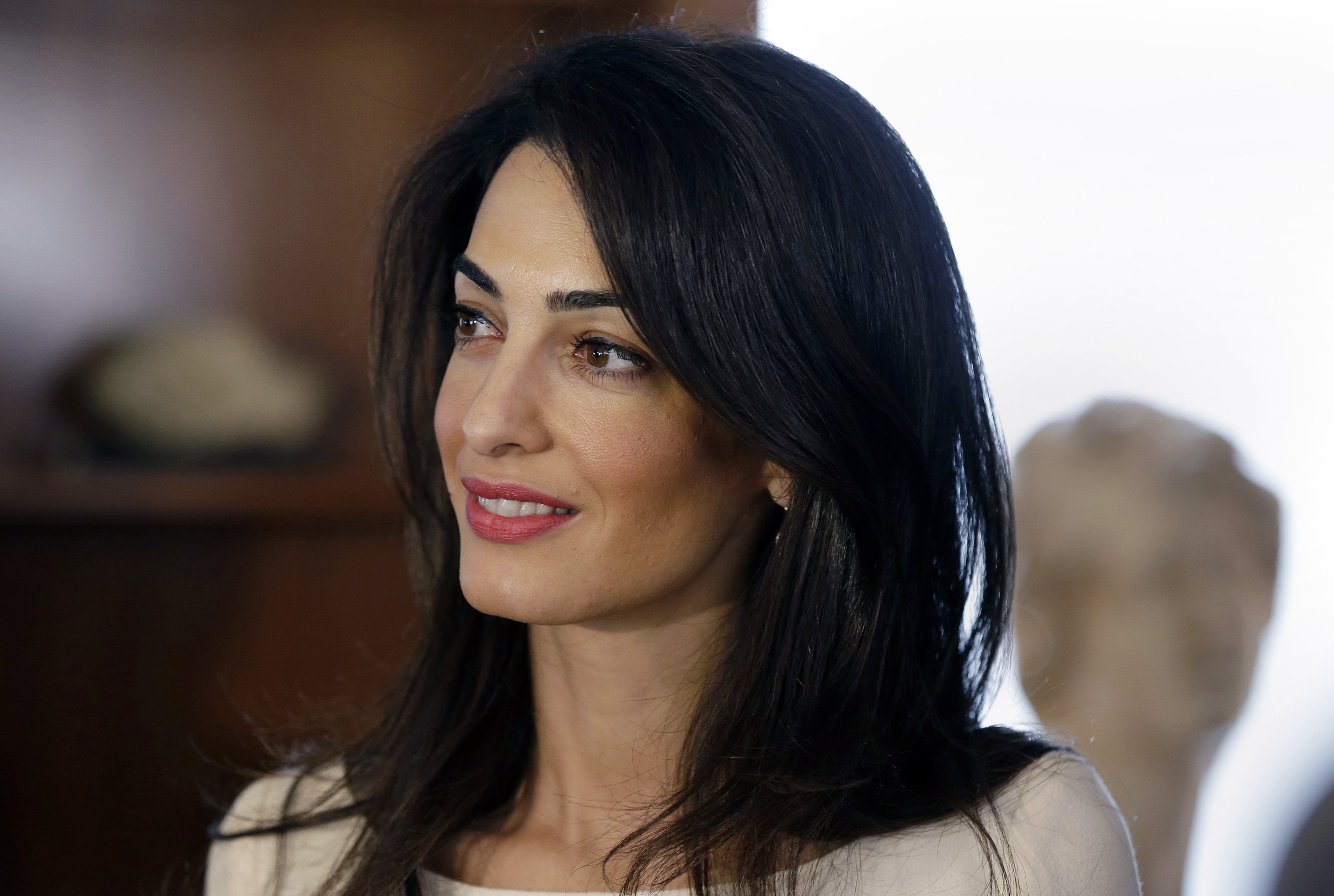 Amal Clooney dimite como emisaria británica por la revisión del acuerdo de Brexit