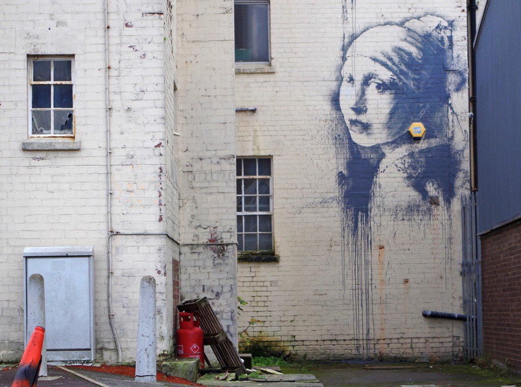 Dañan un mural de Banksy inspirado en un cuadro de Vermeer