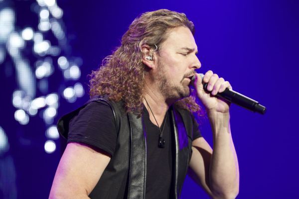 Vocalista de Maná cae del escenario en República Dominicana