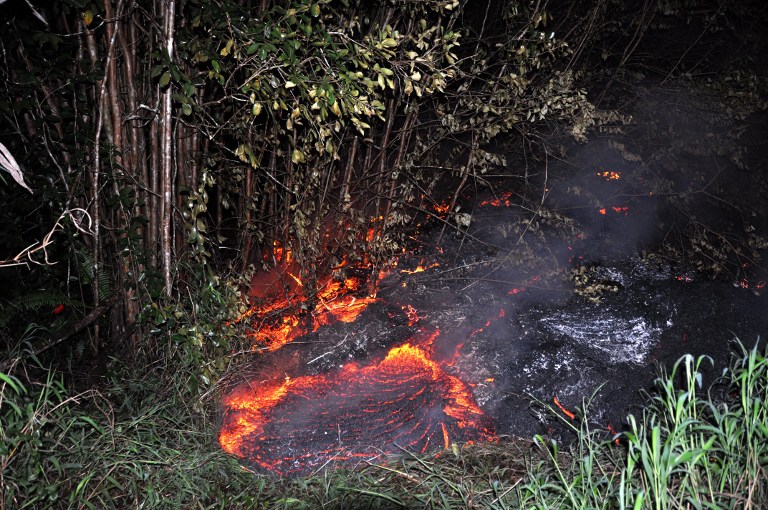 Hawaianos dejan sus casas ante avance de lava (Fotos)