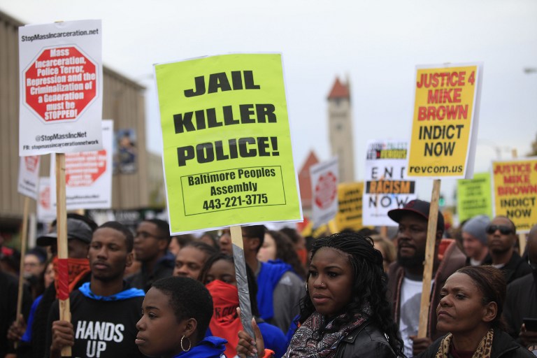 Miles de personas marchan contra la violencia policial cerca de Ferguson (Fotos)