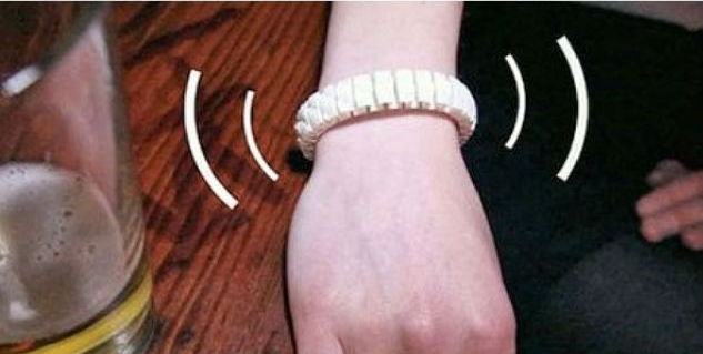 Crean pulsera que avisa en Facebook si estás borracho