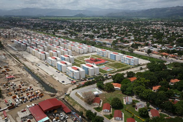 Desalojadas 53 familias de Conjunto Residencial Socialista en Aragua