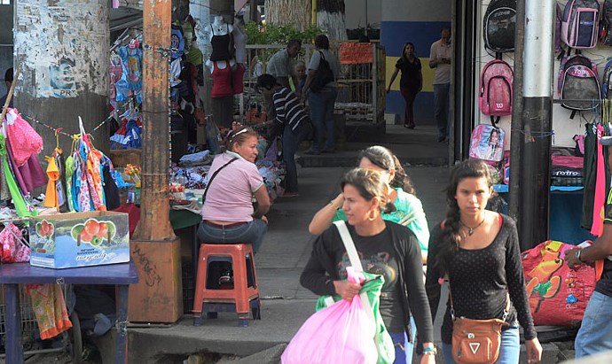 Buhoneros afirman que seguirán beneficiando a la gente