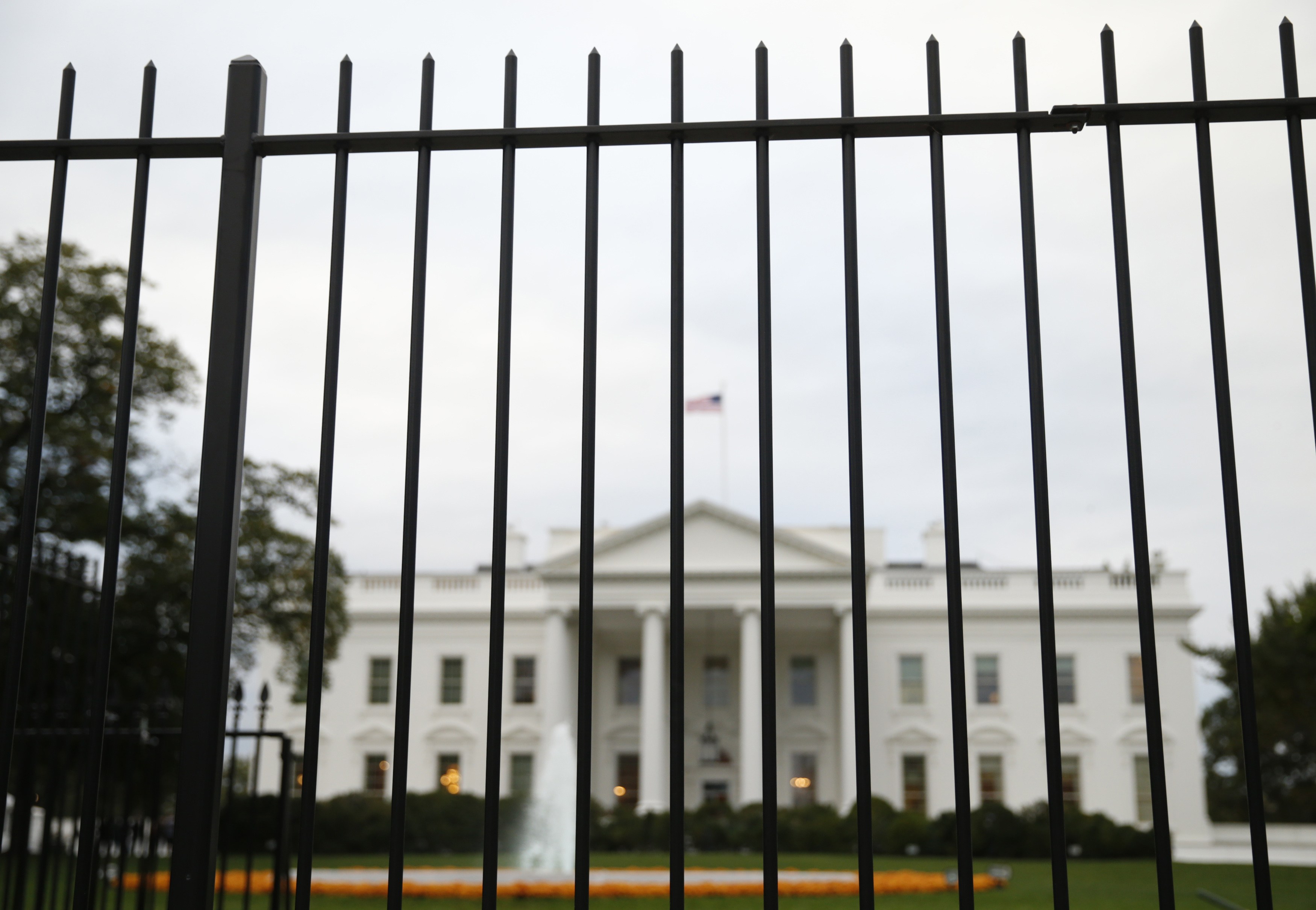 Otro hombre saltó la reja de la Casa Blanca pero no llegó al edificio donde vive Obama