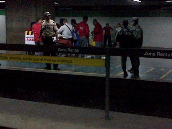 Mujer da a luz a una niña en el Metro de Caracas