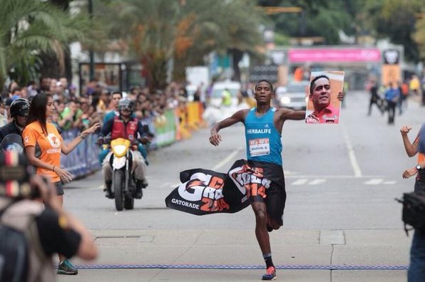 El ganador del #GatoradeCcsRock homenajeó a Robert Serra (Foto)