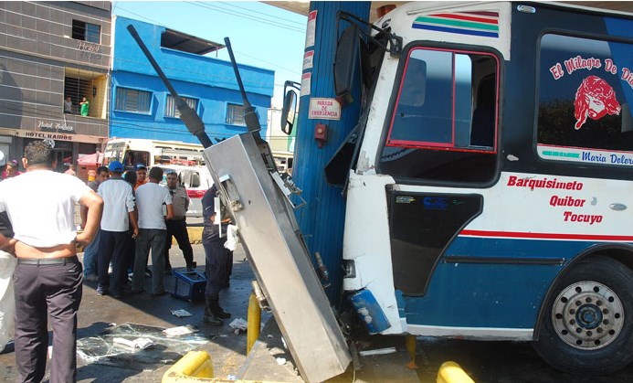 Pánico en estación de servicio por choque contra equipo de gas