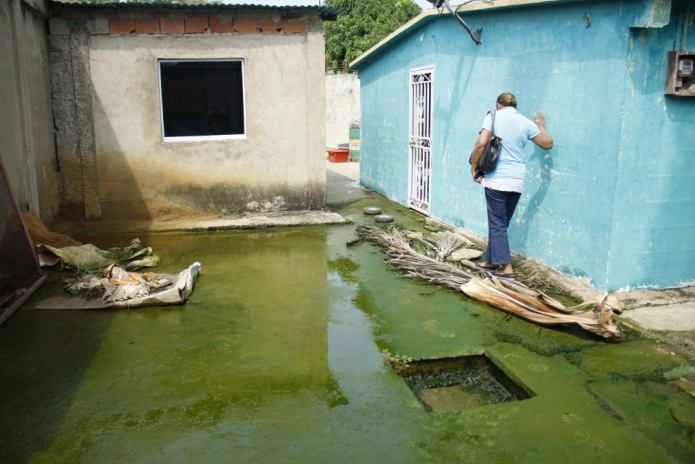 Vecinos de Barcelona denuncian colapso de las aguas servidas desde hace 15 días