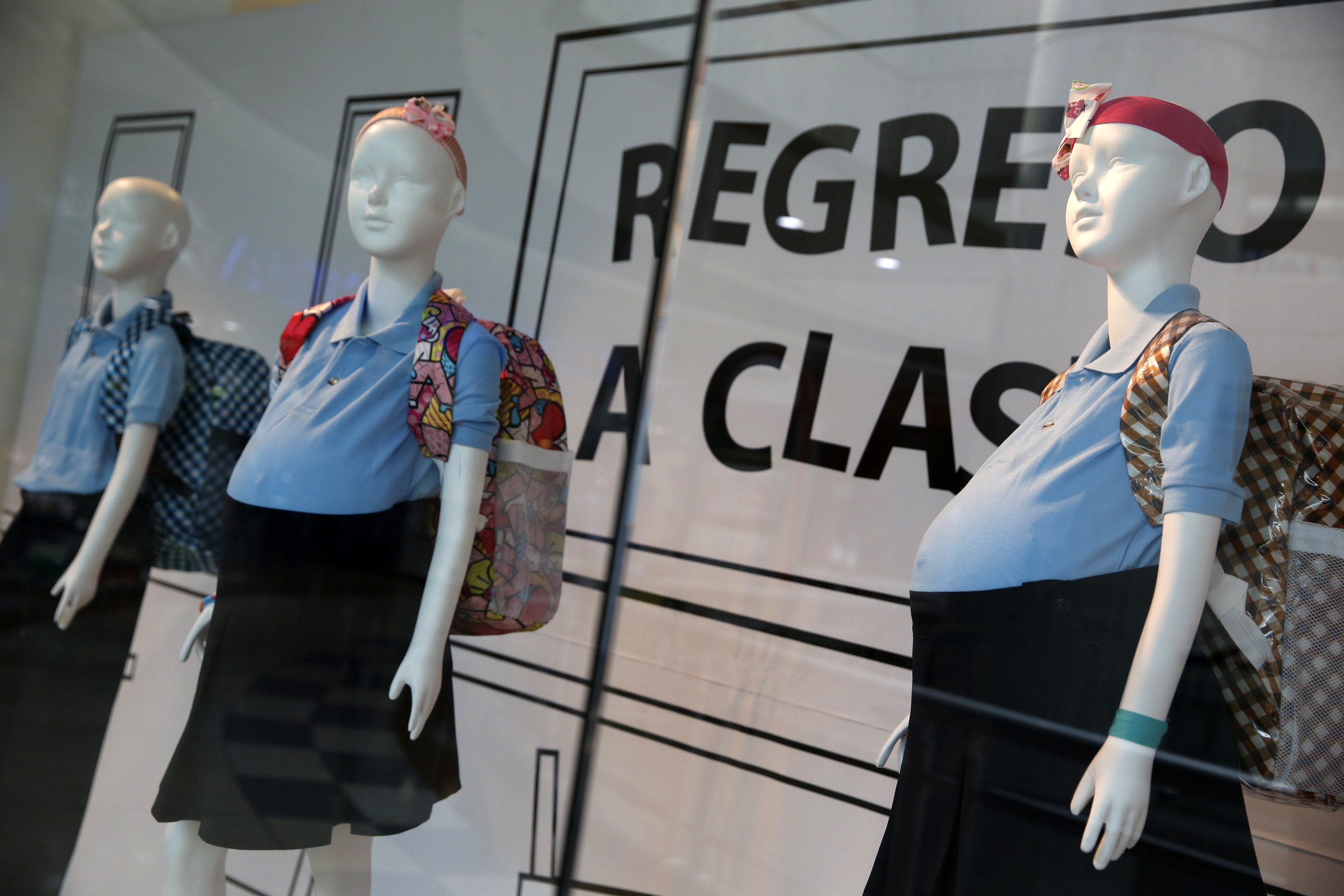 Maniquíes embarazadas con uniforme escolar causan polémica