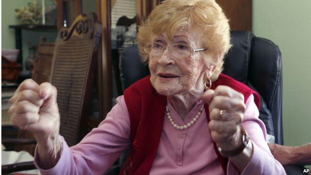 Con 102 años mexicana vota por primera vez en EEUU