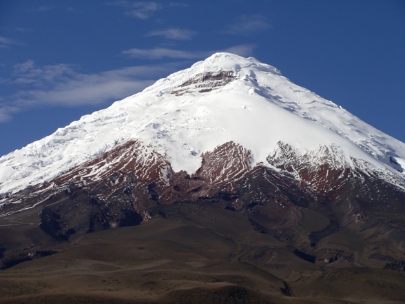 Rescatan a tres venezolanos en volcán de Ecuador