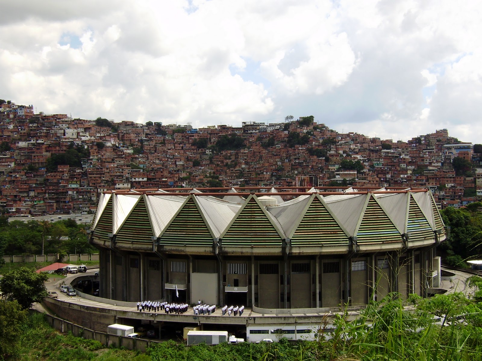 Detenidos en el Coliseo de La Urbina mantienen secuestrado a Polisucre