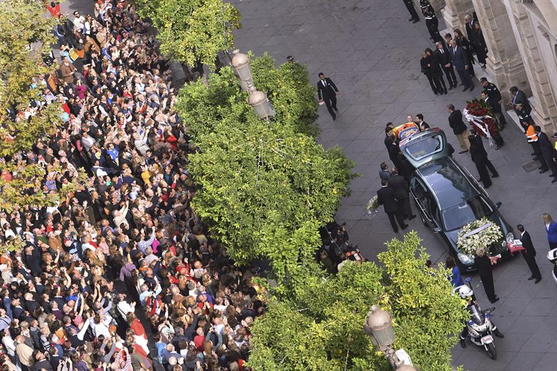 Homenaje popular y ceremonia religiosa para despedir a la duquesa de Alba (Fotos)