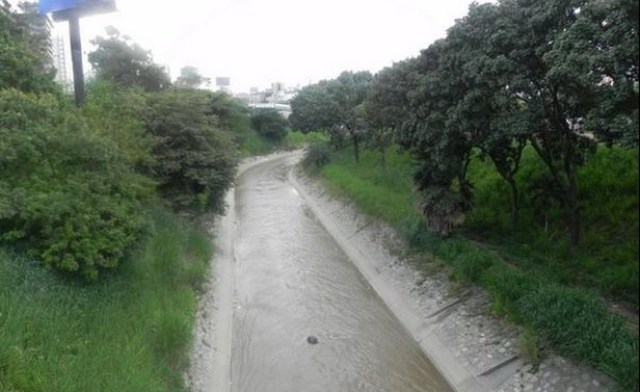 Hallan cadáver descompuesto en las riberas del río Guaire