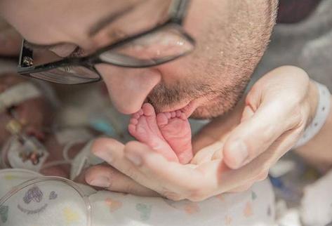 Video de un padre cantando a su bebé que agoniza se vuelve viral