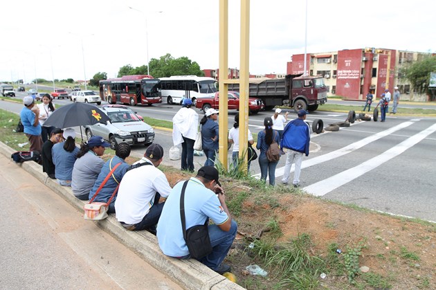 Trabajadores de Hidrobolívar cumplen tres semanas de protesta