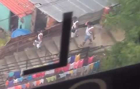 En el barrio San Agustín el hampa desfila con sus armas a plena luz del día (Video)