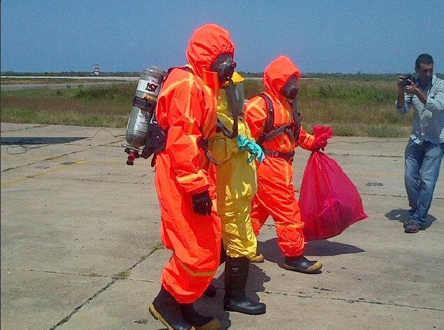 Simulacro para prevenir el ébola en aeropuerto de Barcelona (Fotos)