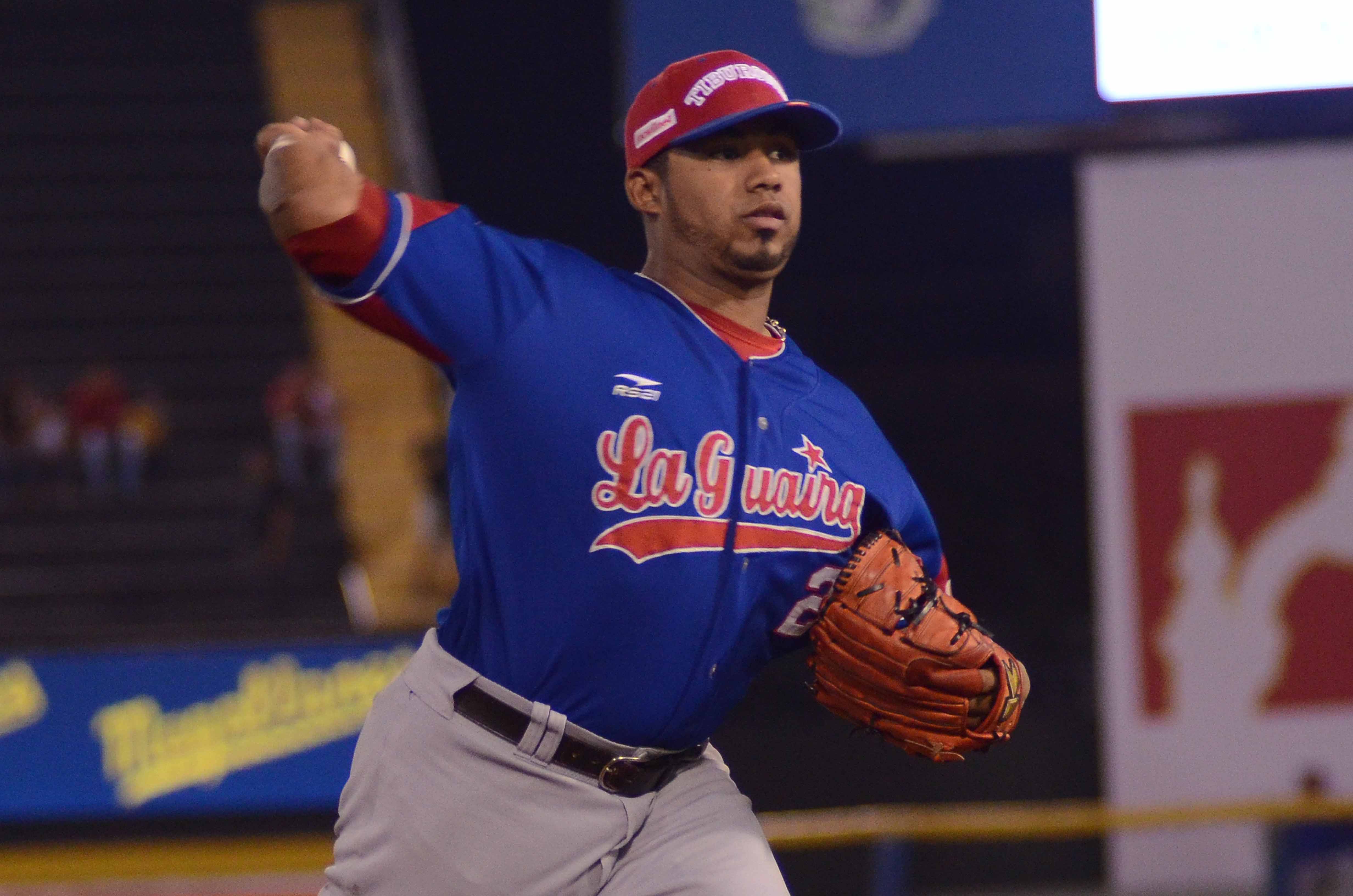 Tiburones venció a Caribes con joya monticular de Junior Guerra