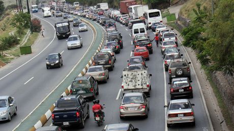 Accidente con gandola en la Caracas-La Guaira