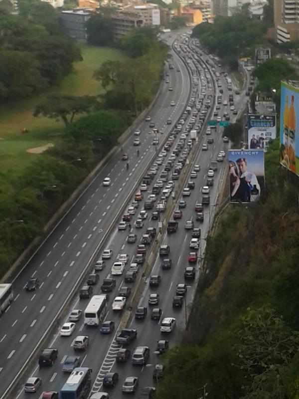 Reabren autopista Prados del Este tras volcamiento de gandola