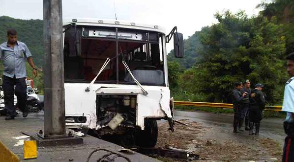 Autobús que cubría la ruta Valencia-Puerto La Cruz se volcó en la Troncal 9