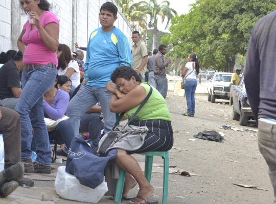 “Guardapuestos” en colas de EPA cobran mil bolívares