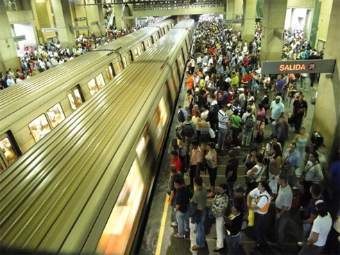 Restituyen el servicio en la estación Plaza Venezuela tras arrollamiento (+ tuits)