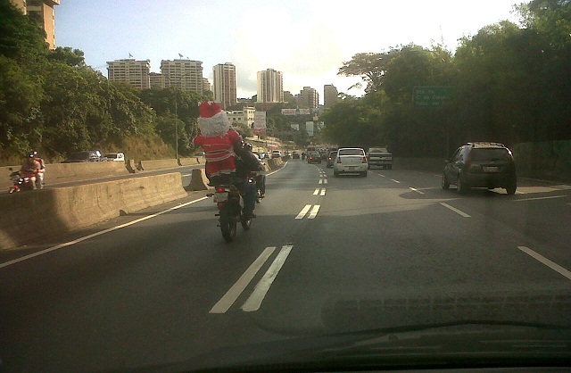 Santa Claus en la autopista Prados del Este (foto)