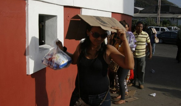 Usuarios hicieron largas colas para comprar leche (Fotos)